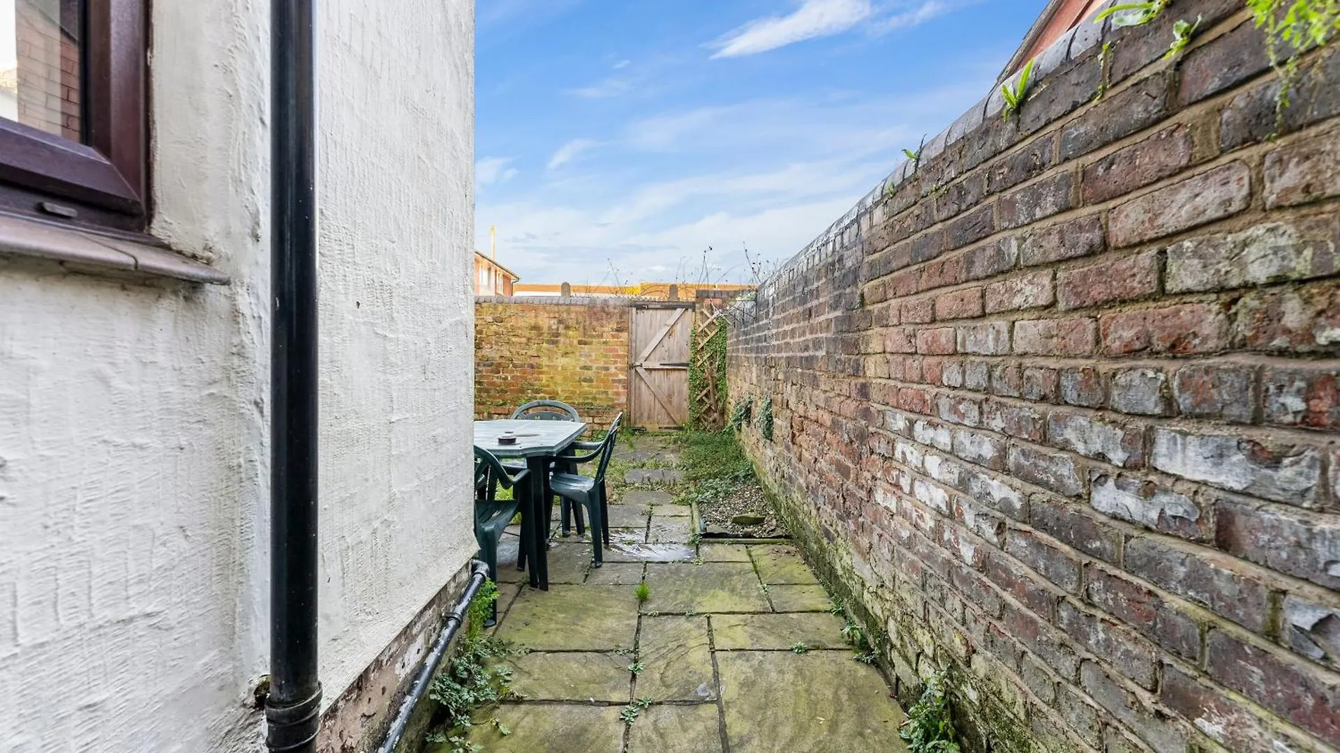 Simplistic Central 3 Bed In Chester - Garden