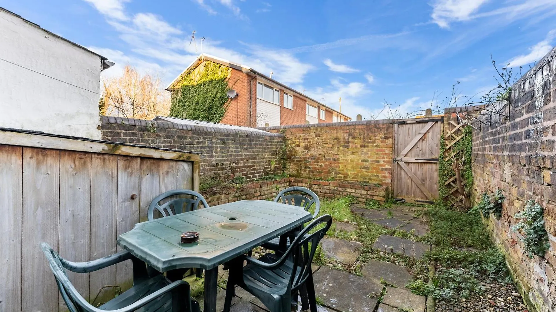 Simplistic Central 3 Bed In Chester - Garden Holiday home