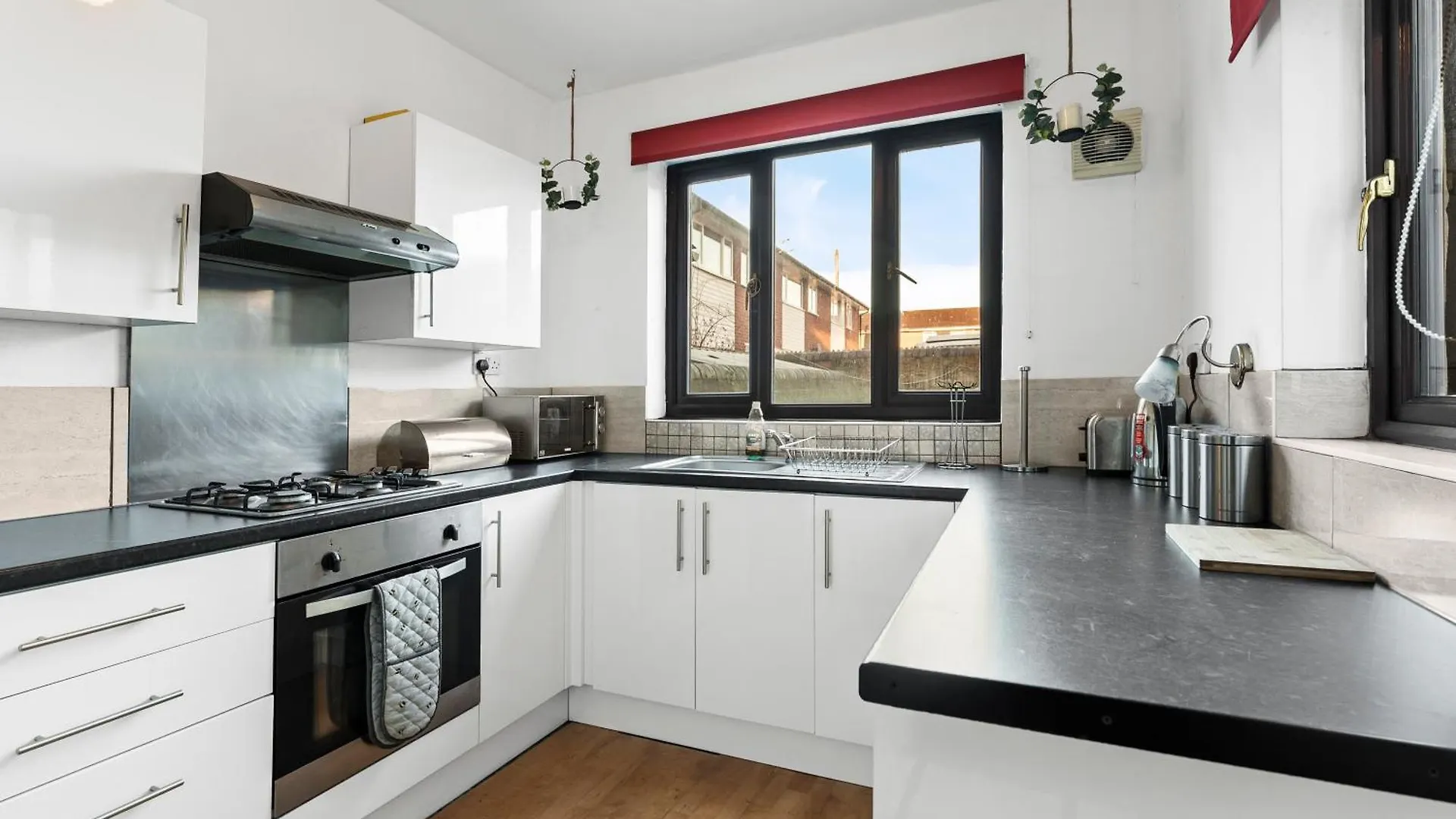Simplistic Central 3 Bed In Chester - Garden